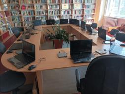 В школе имеется библиотека, читальный зал. В библиотеке установлен компьютер с выходом в интернет, принтер, экран. В читальном зале располагаются ноутбуки с выходом в интернет. Интернет-провайдер «Миранда-медиа» обеспечивает стабильность подключения и информационную безопасность учебного заведения.